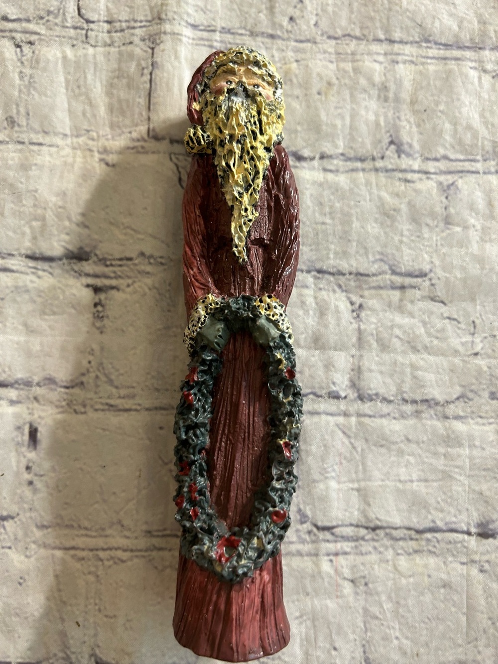 GRUNGY WHIMSICAL PENCIL SANTA WITH OLD FASHION WREATH FIGURINE